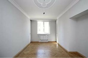 V. Hambarzumyan poxoc 4 senyakanoc 112qm. bnakaran + avtotnak